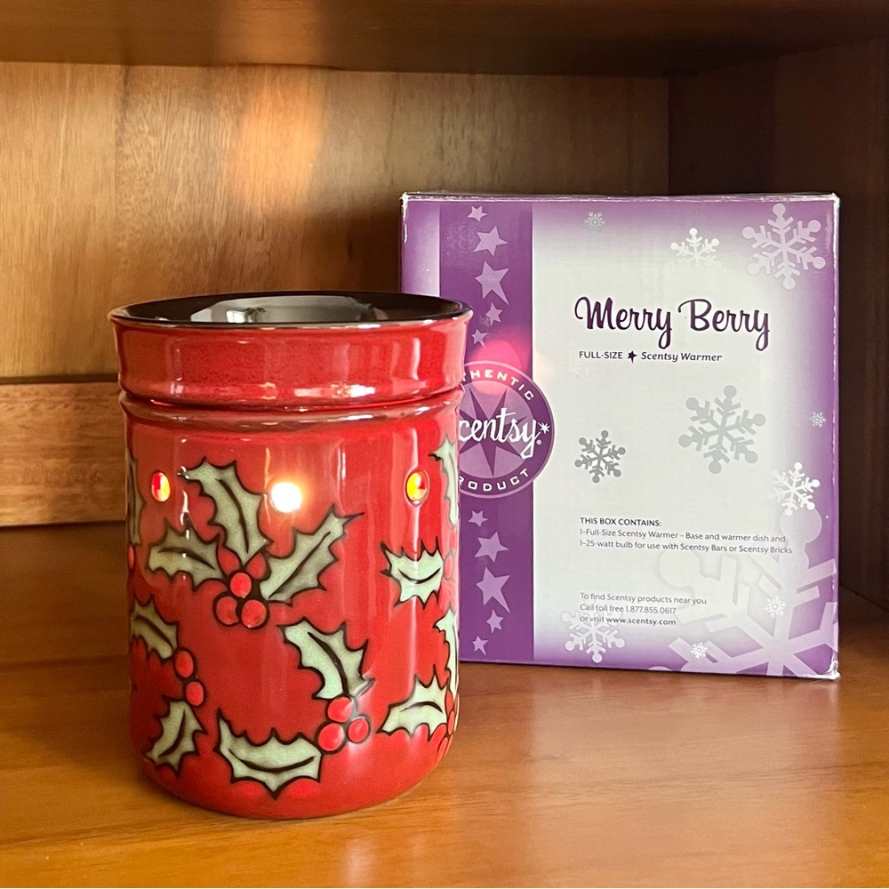 Scentsy Merry Berry Christmas Wax Warmer New with Box